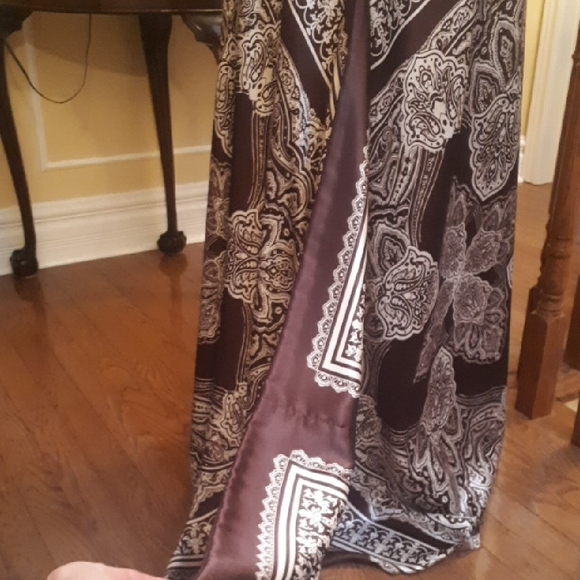 Elegant Black and White Maxi Dress - Picture 5 of 8